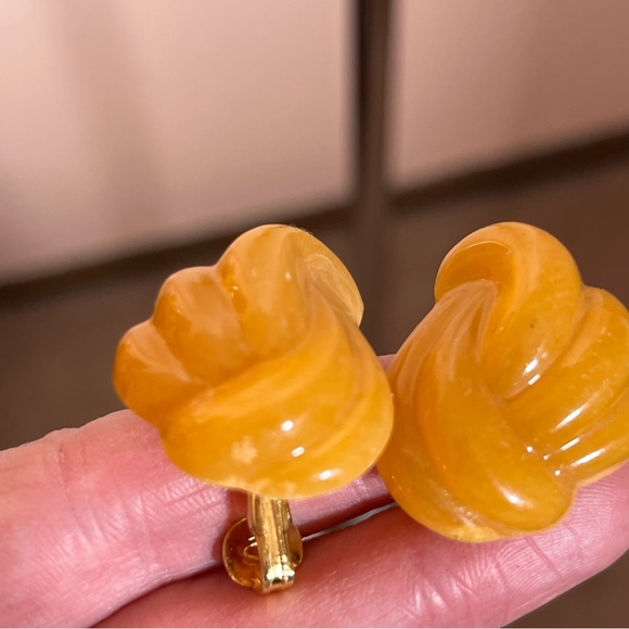 Vintage Retro Deco Lucite Plastic Oversized Amber colored Knot Clip Earrings - Picture 5 of 15